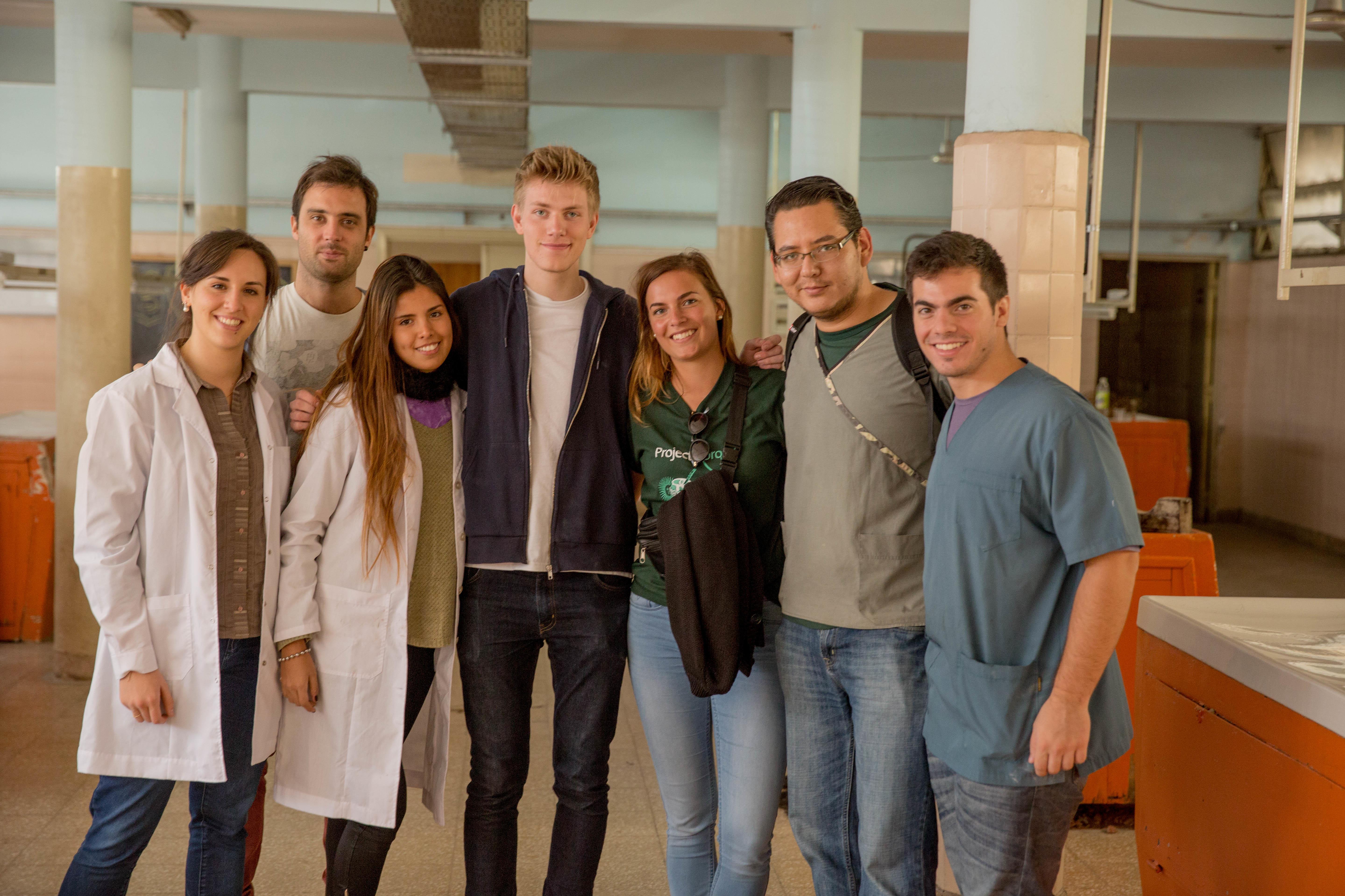 Jóvenes listos para su voluntariado de medicina en Argentina. Grupo de voluntarios preparándose para su voluntariado médico para jóvenes en Argentina.